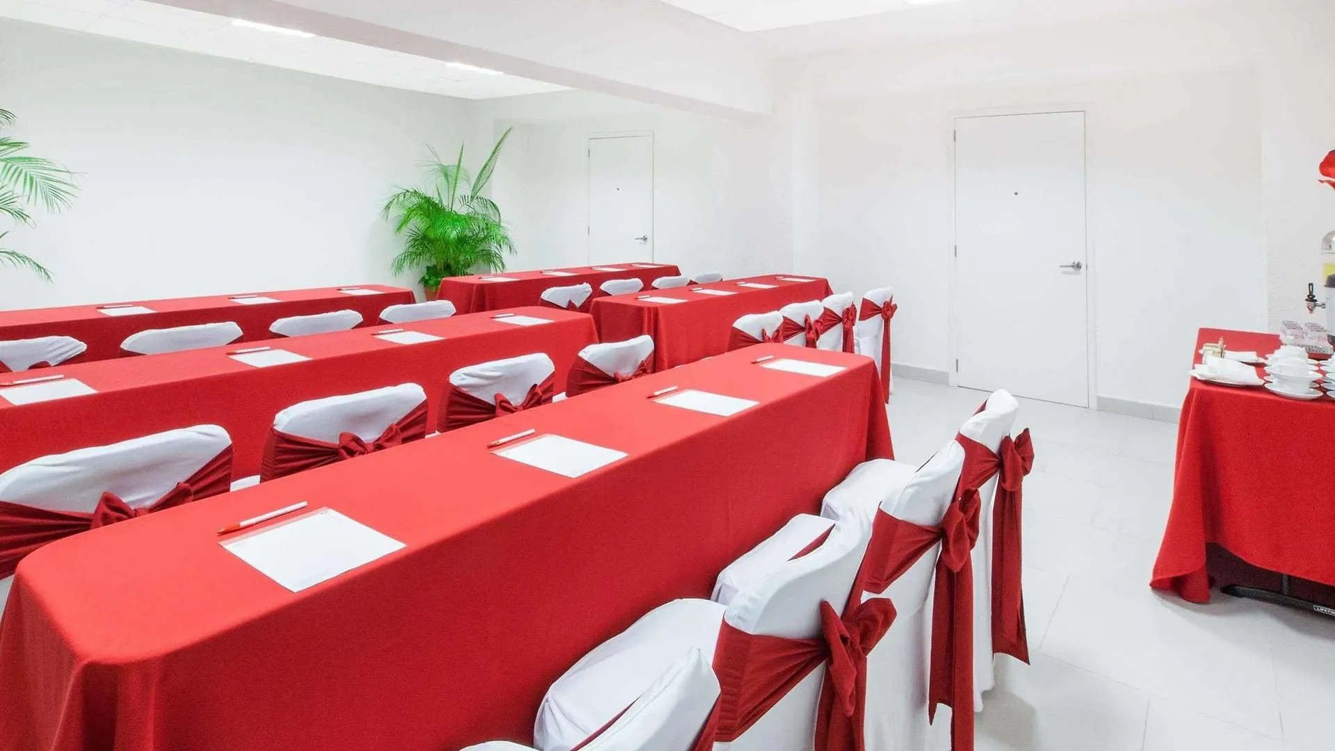 Adhara Express Hotel Cancún 3*,